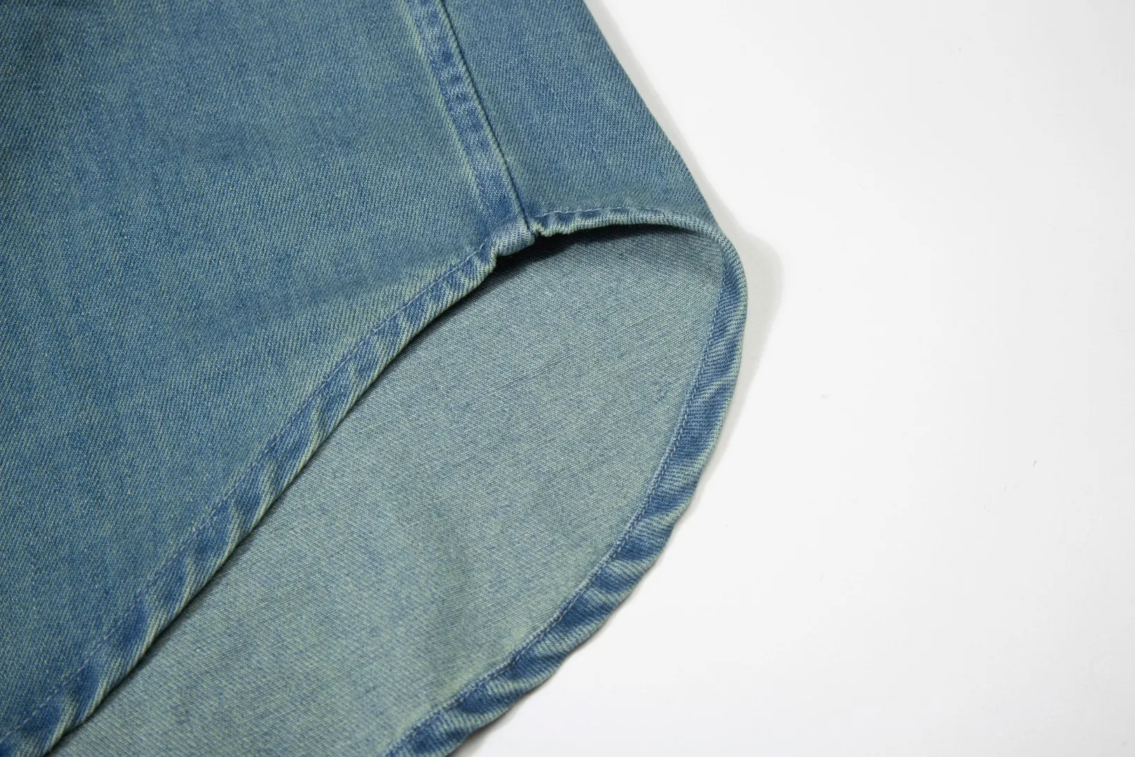 P250 White background picture [Hot new model] Model number: 25105# Color: Denim blue Size: S to A versatile shirt that can be worn in all seasons. It is oversized and has a translucent fade. It can be worn alone or layered as a jacket. It can also be worn as an inner layer of a sweater. It has a lightly distressed wash fade and is naturally white. The upper body is retro and casual. Save the mismatch.